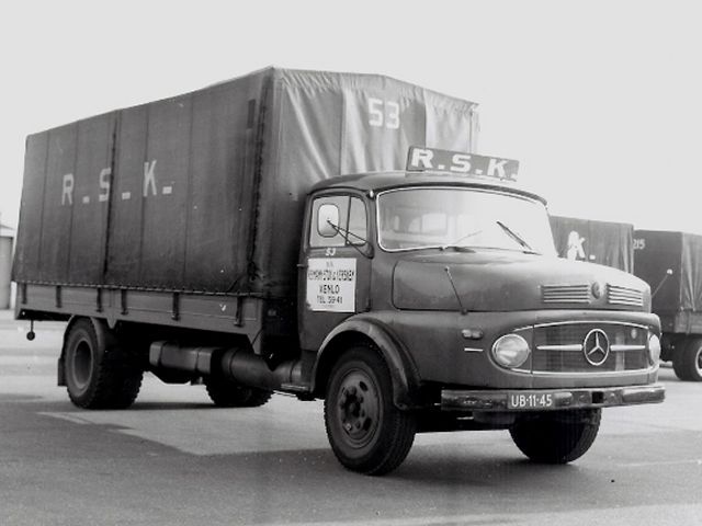 В марте 1959 года Mercedes-Benz представил первый грузовик с коротким капотом