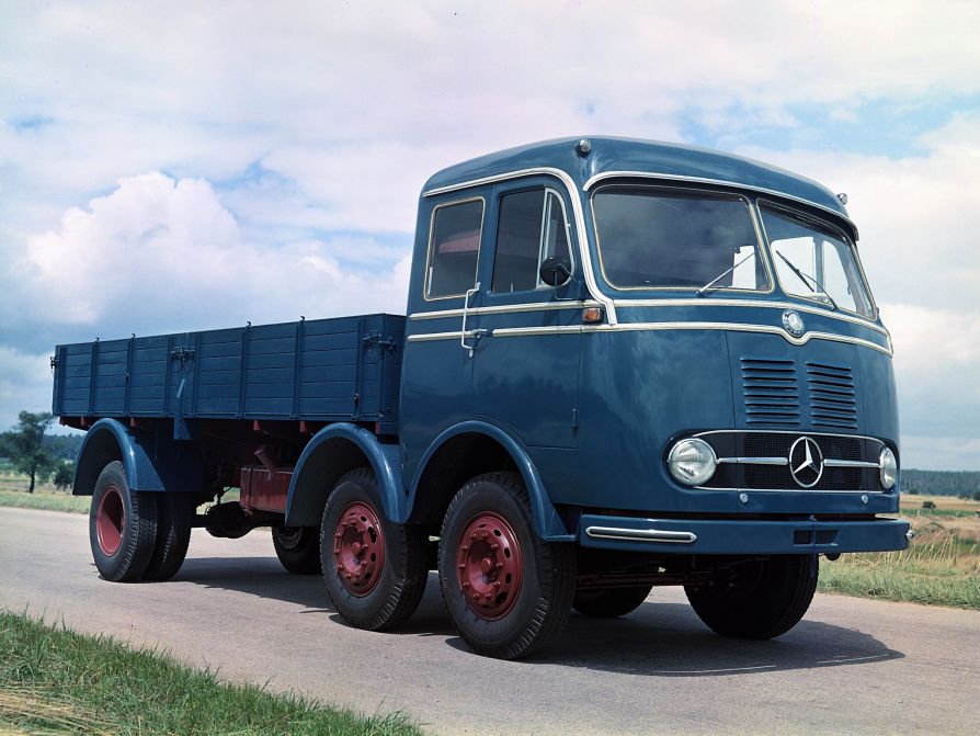 В марте 1959 года Mercedes-Benz представил первый грузовик с коротким капотом