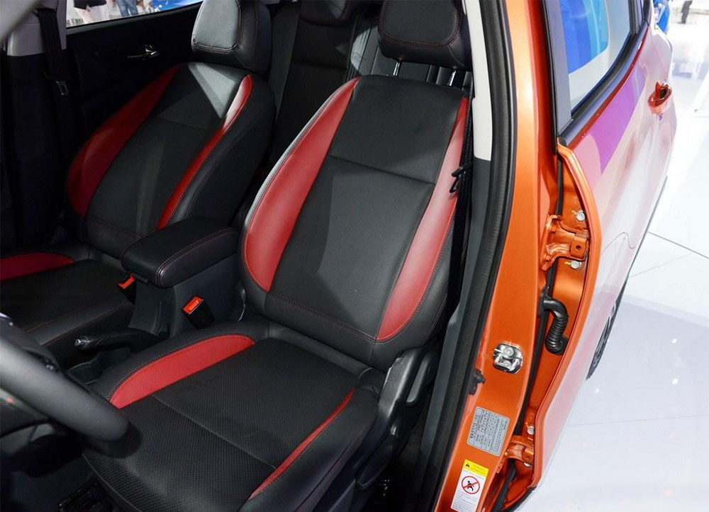 За отдельную плату можно будет обзавестись авто с двухцветными кожаными передними сидениями.